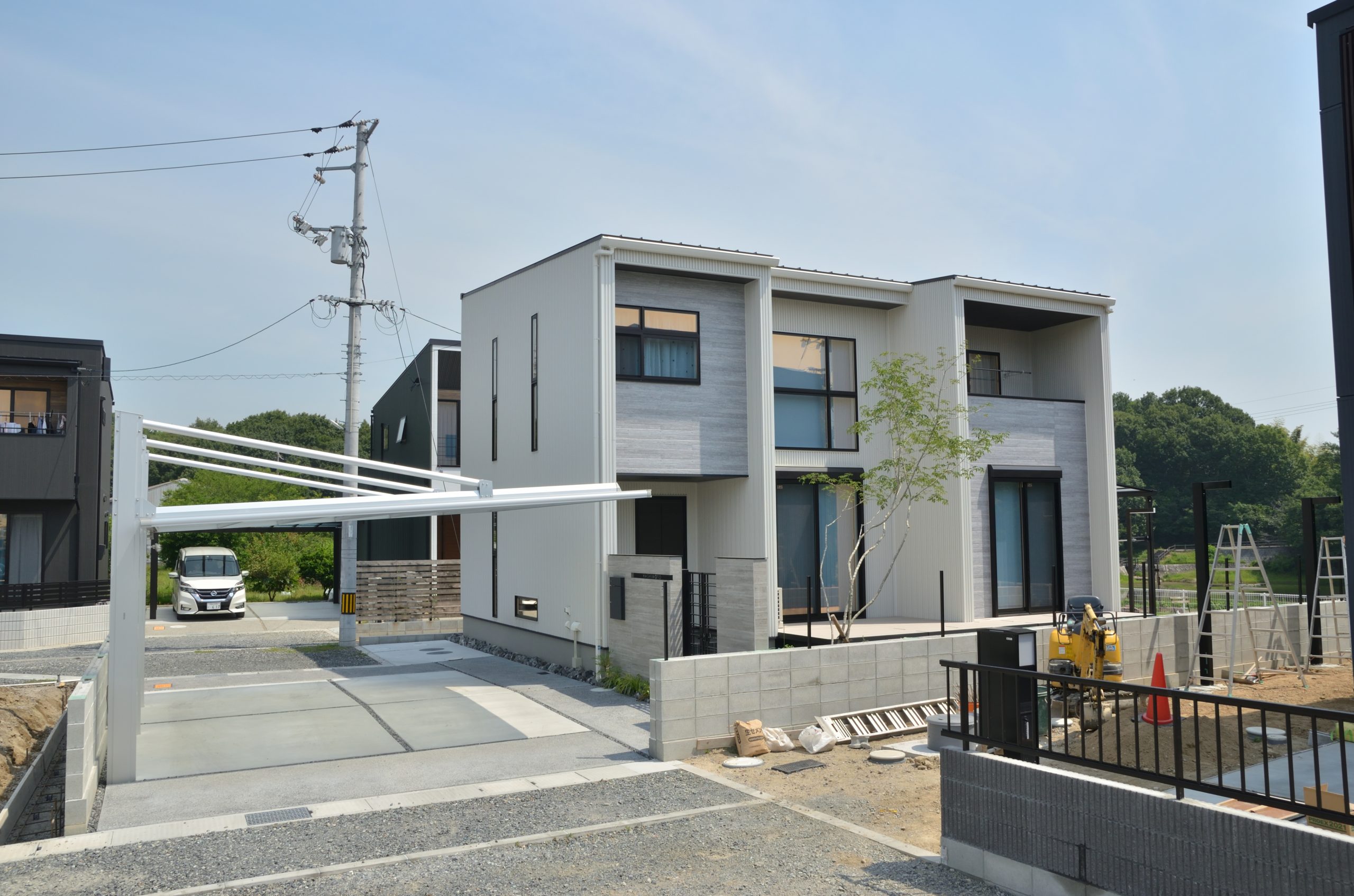 真っ白いガルバリウム鋼板の箱型の外観
