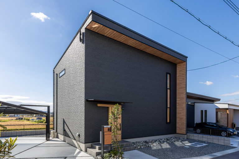 自然を感じられる、家族が明るく暮らす家