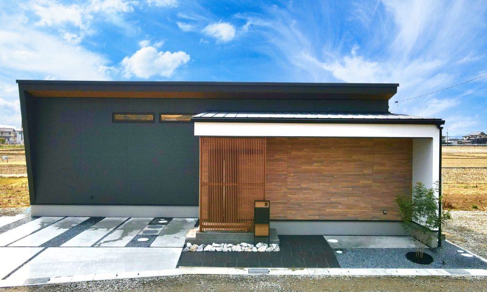 田園風景に建つ大人カッコイイ平屋