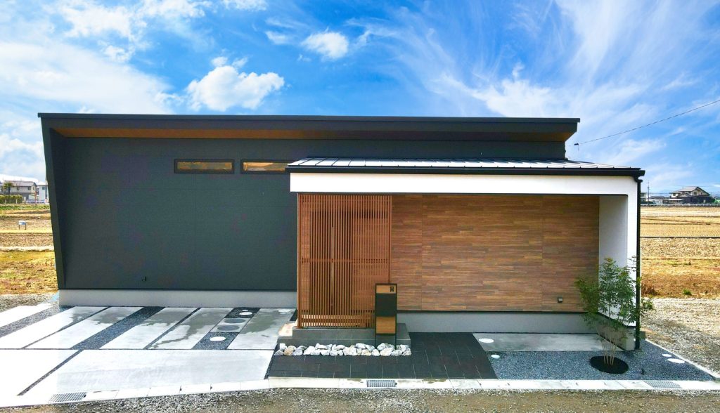 田園風景に建つ大人カッコイイ平屋 写真1