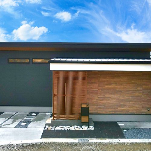田園風景に建つ大人カッコイイ平屋