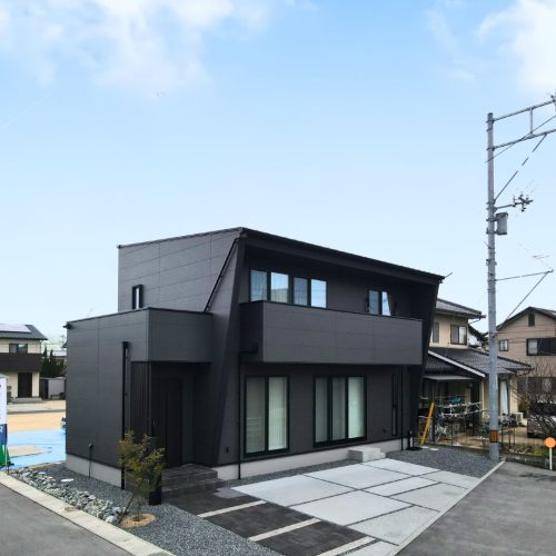 黒を基調とした高級感があるモダンな外観