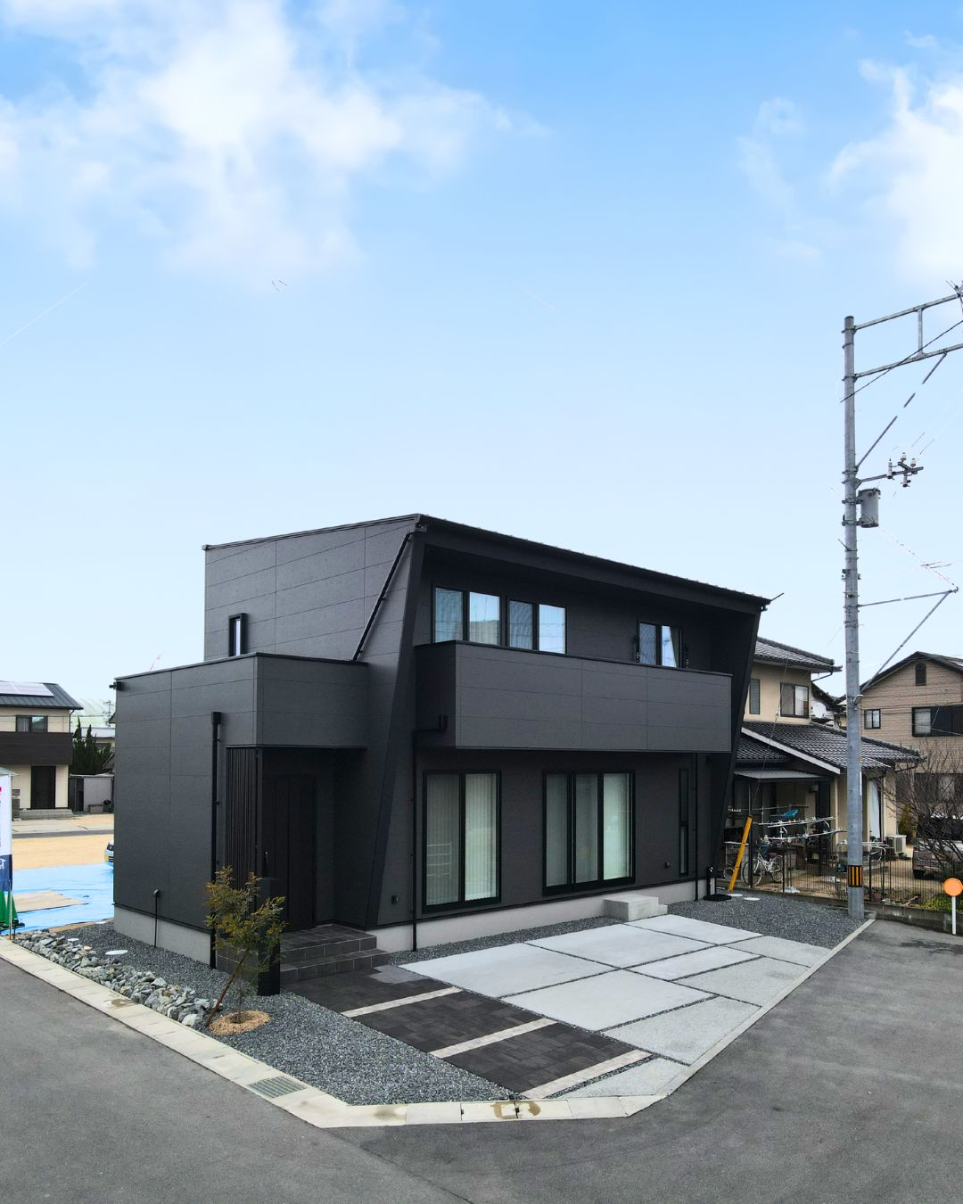 マットブラックの外壁のキューブ型モダン外観